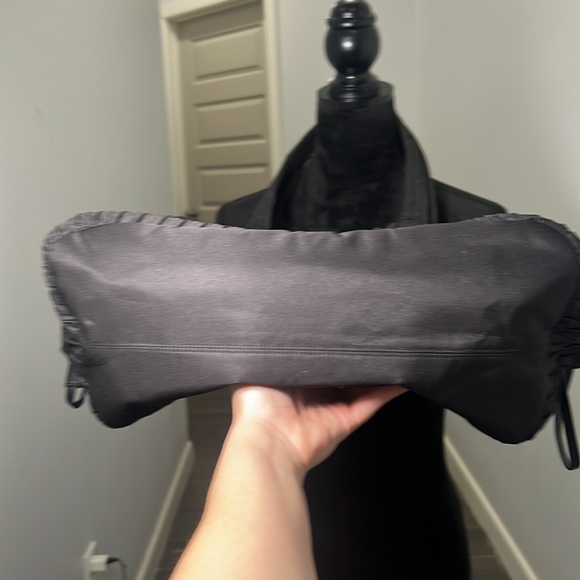 Victoria's Secret Black Tote Bag 2017 Limited Edition Pleated Side Pulls NWOT - Picture 6 of 8